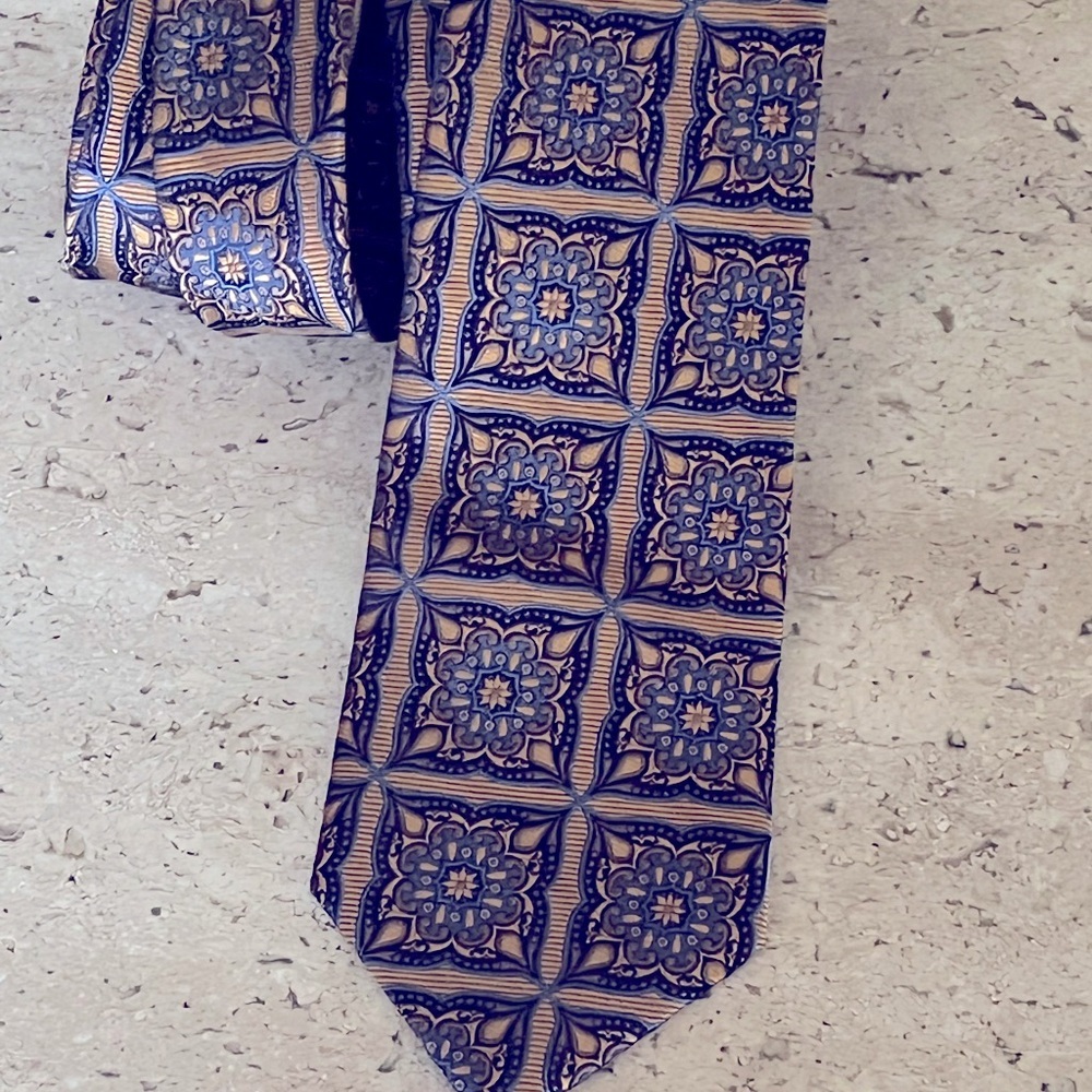 Tom James Executive Collection 100% Silk Tie